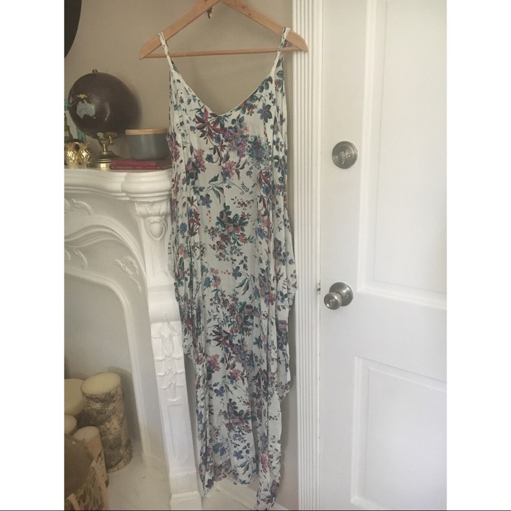 White, floral print maxi dress 💐